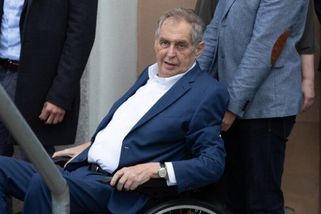 Náhlý převoz Miloše Zemana zpět do nemocnice. Potvrzen infekční covid. Obavy projevil Milan Kubek